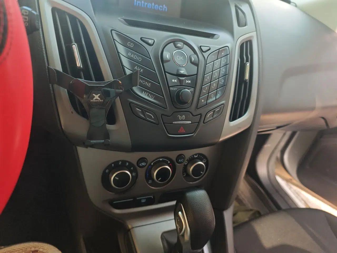 Ford Focus 2012 Hatchback 1.6L Automatic Comfort Model — миниатюра 14