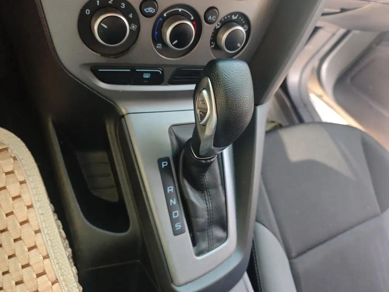 Ford Focus 2012 Hatchback 1.6L Automatic Comfort Model — миниатюра 15