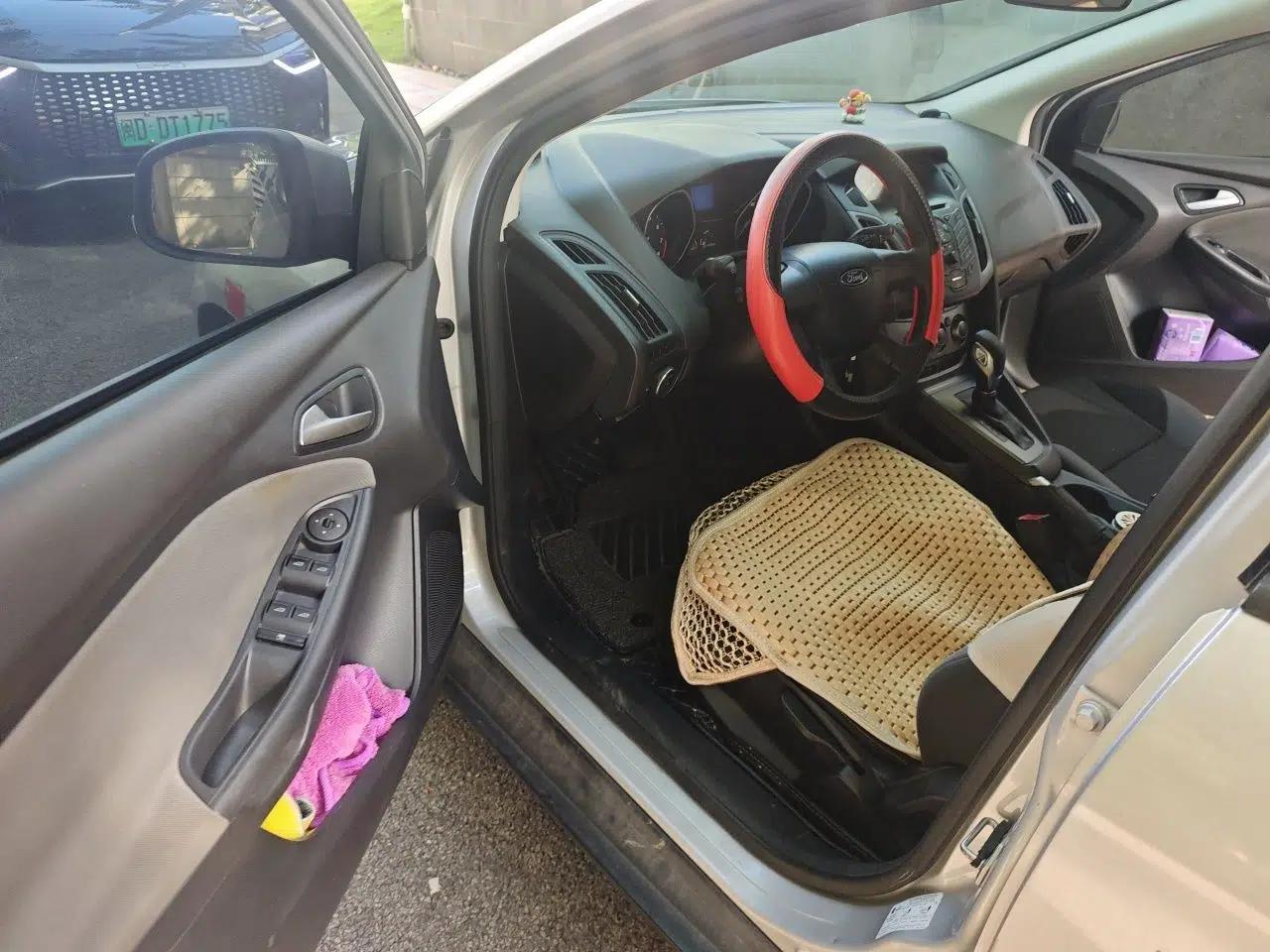 Ford Focus 2012 Hatchback 1.6L Automatic Comfort Model — миниатюра 17