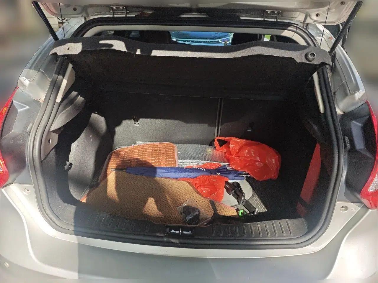 Ford Focus 2012 Hatchback 1.6L Automatic Comfort Model — миниатюра 20