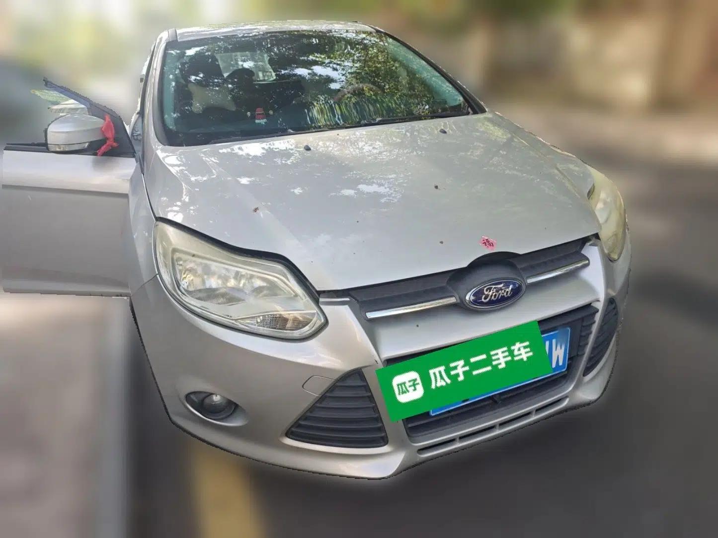 Ford Focus 2012 Hatchback 1.6L Automatic Comfort Model — миниатюра 3