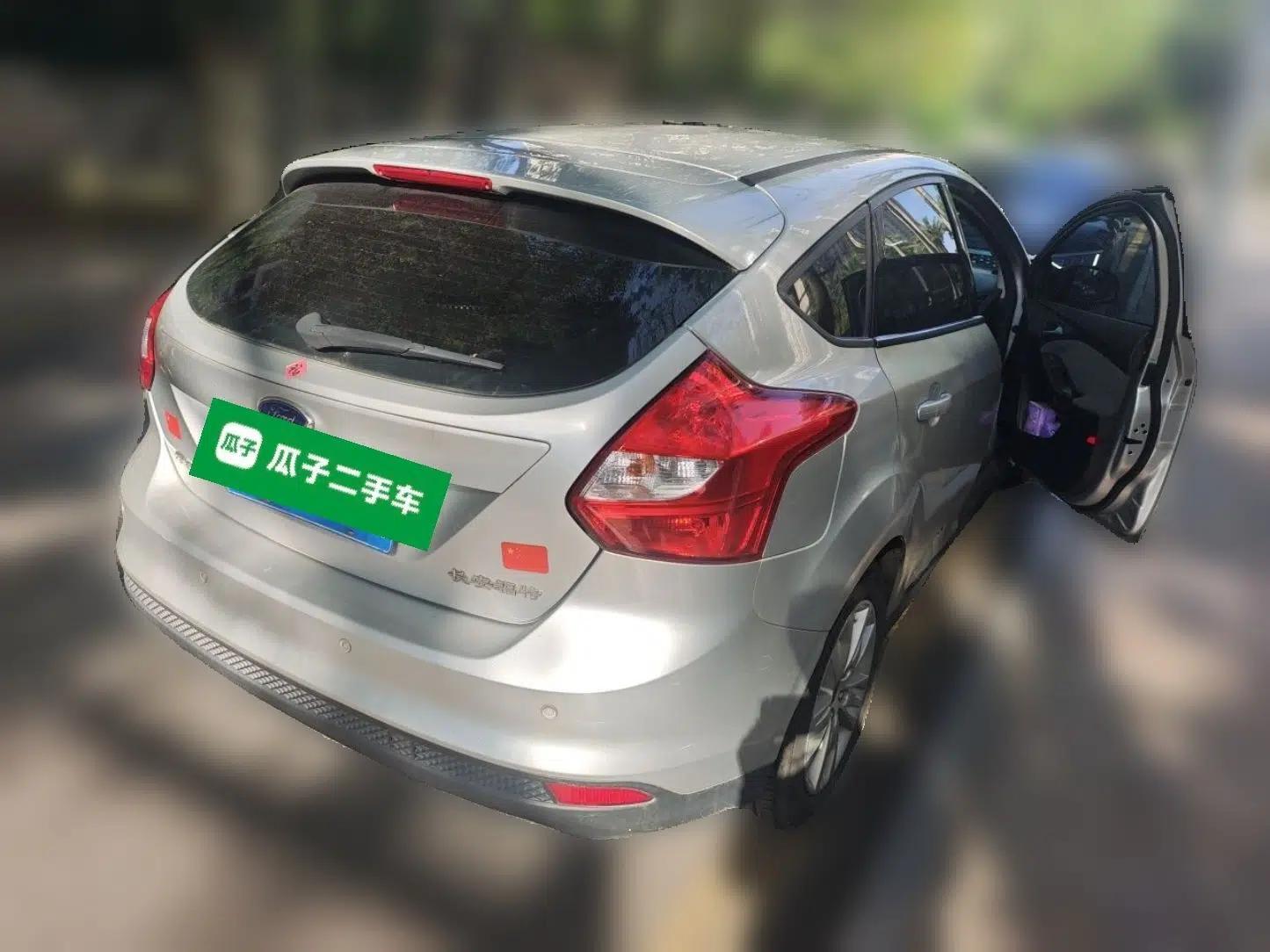 Ford Focus 2012 Hatchback 1.6L Automatic Comfort Model — миниатюра 6
