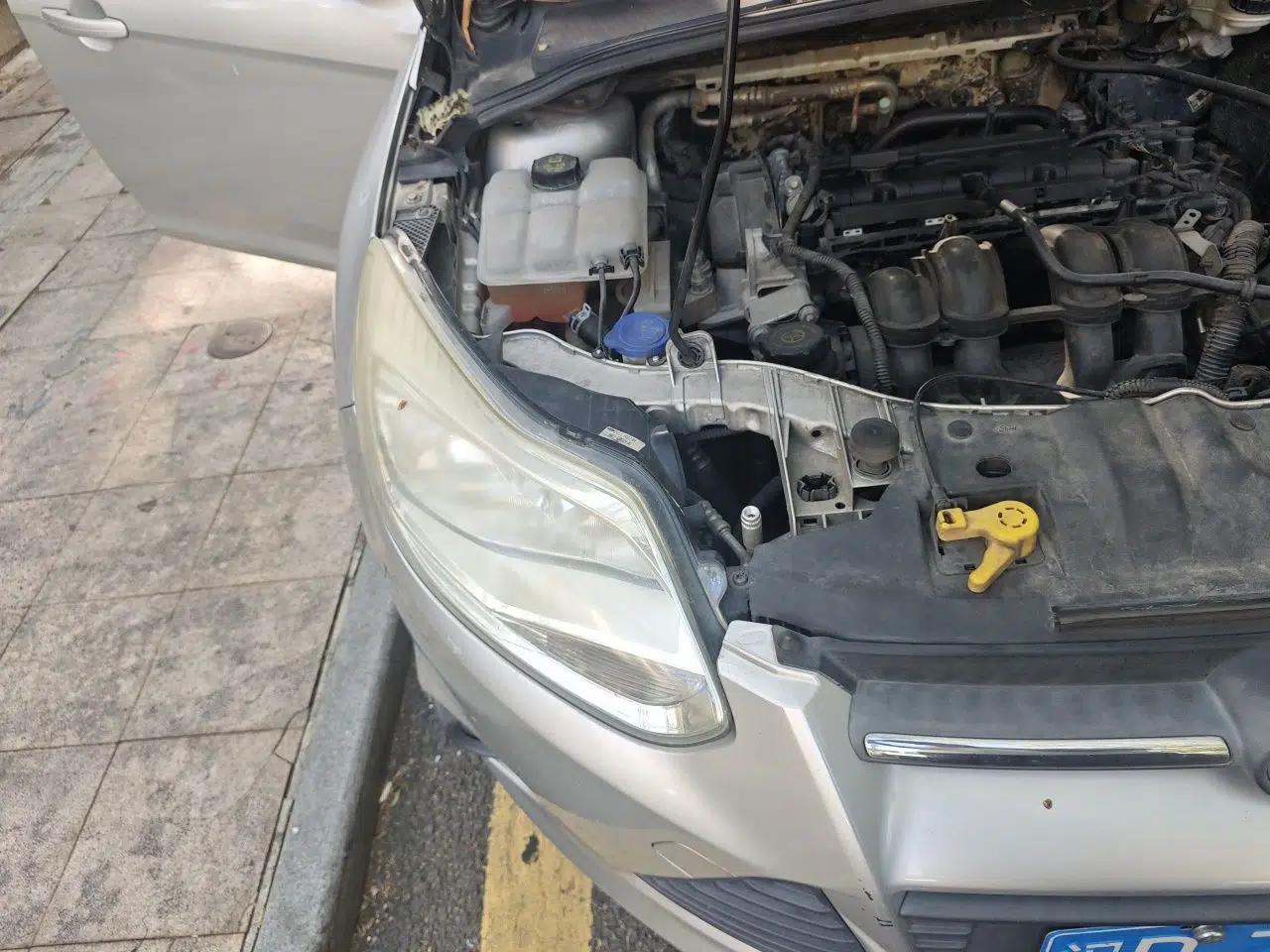 Ford Focus 2012 Hatchback 1.6L Automatic Comfort Model — миниатюра 7