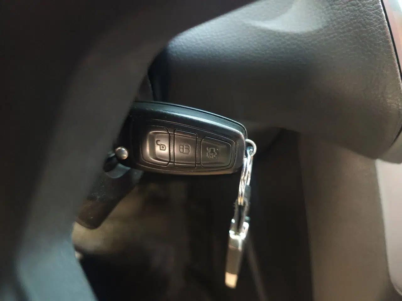 Ford Focus 2012 Hatchback 1.6L Automatic Comfort Model — миниатюра 9