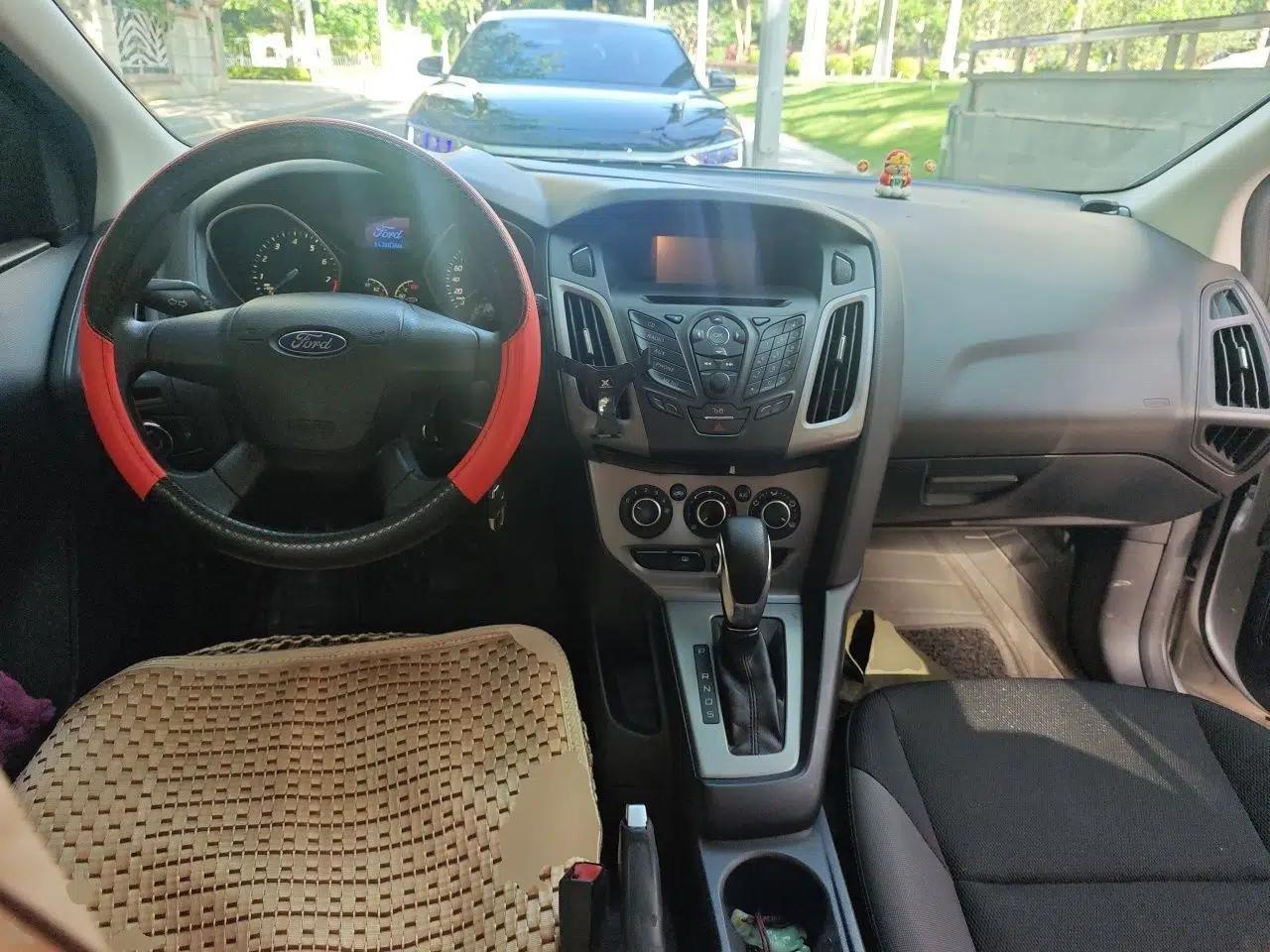 Ford Focus 2012 Hatchback 1.6L Automatic Comfort Model — миниатюра 10