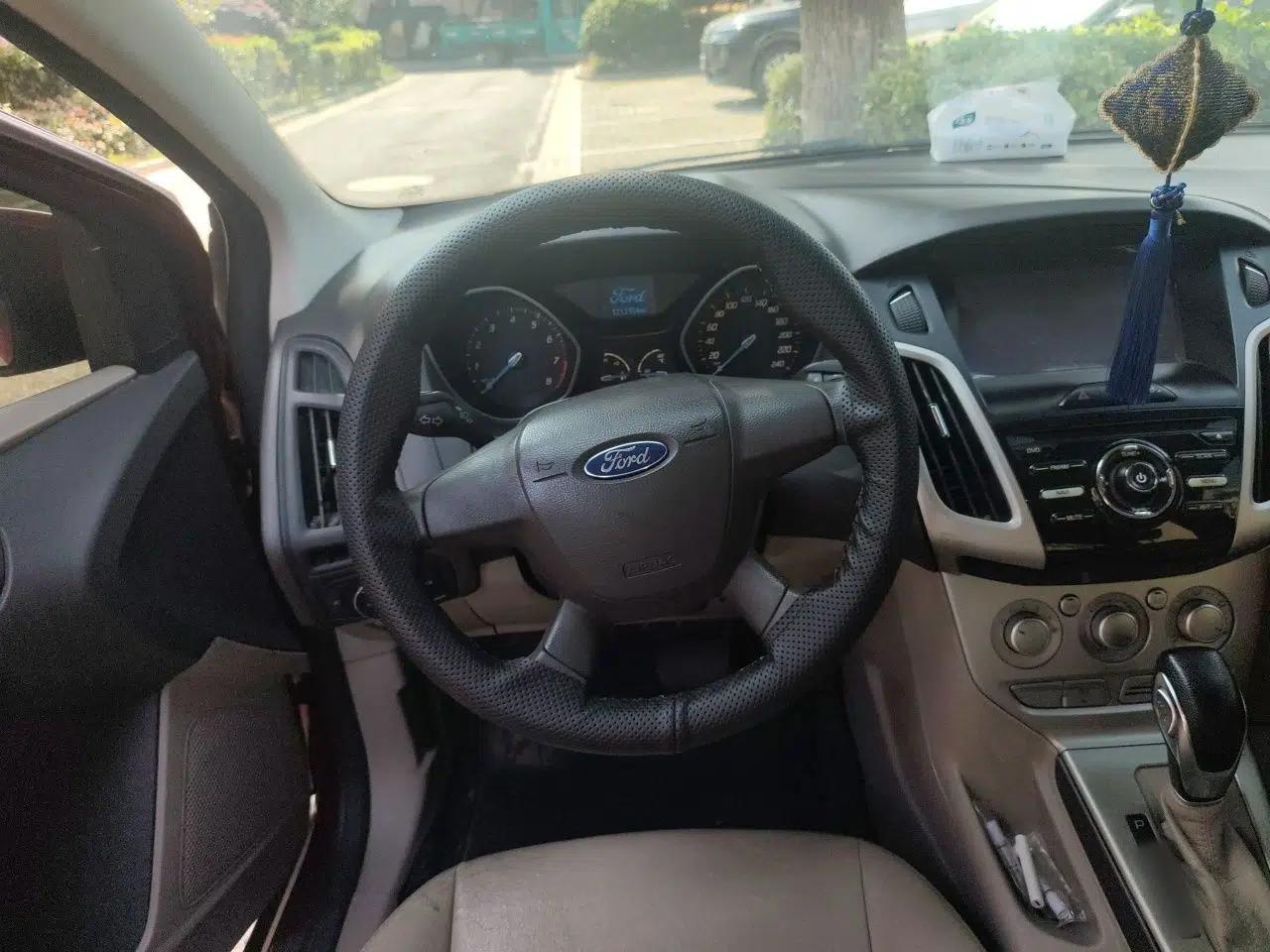 Ford Focus 2012 Sedan 1.6L Automatic Comfort Model — миниатюра 11