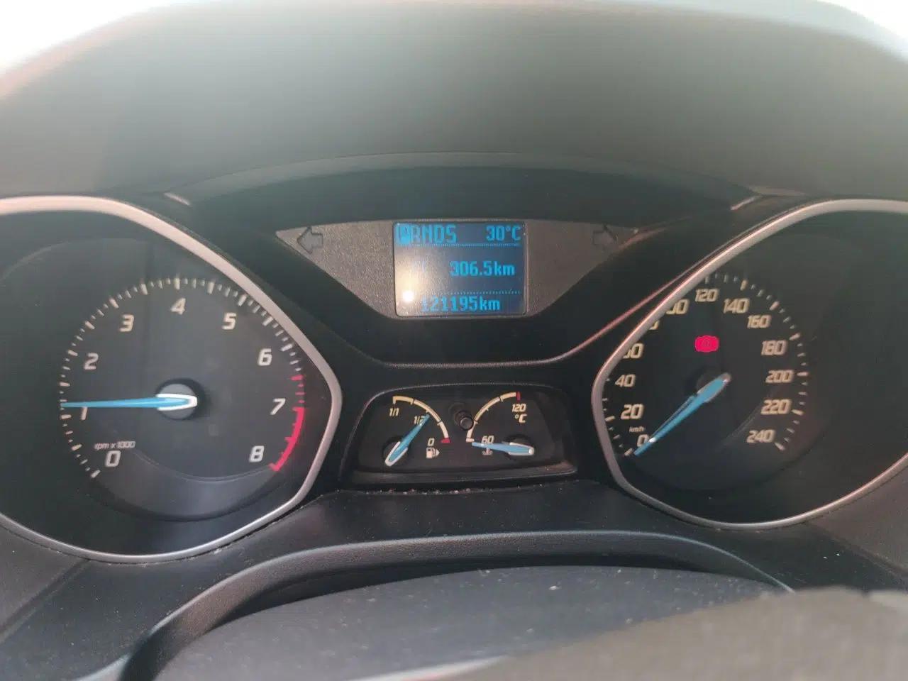Ford Focus 2012 Sedan 1.6L Automatic Comfort Model — миниатюра 12