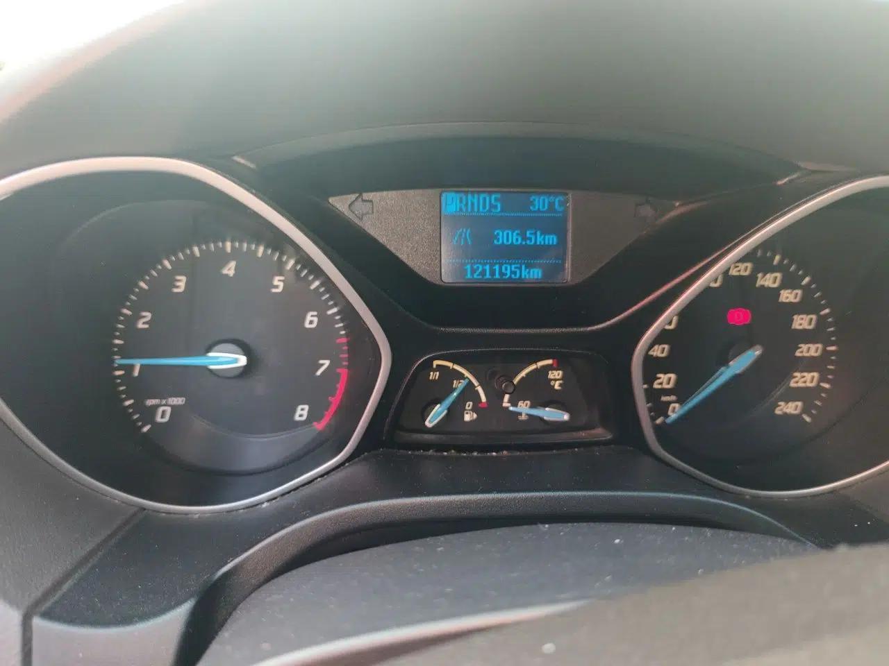 Ford Focus 2012 Sedan 1.6L Automatic Comfort Model — миниатюра 13