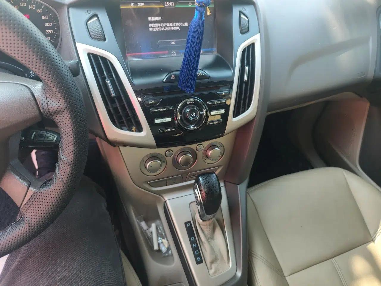 Ford Focus 2012 Sedan 1.6L Automatic Comfort Model — миниатюра 14