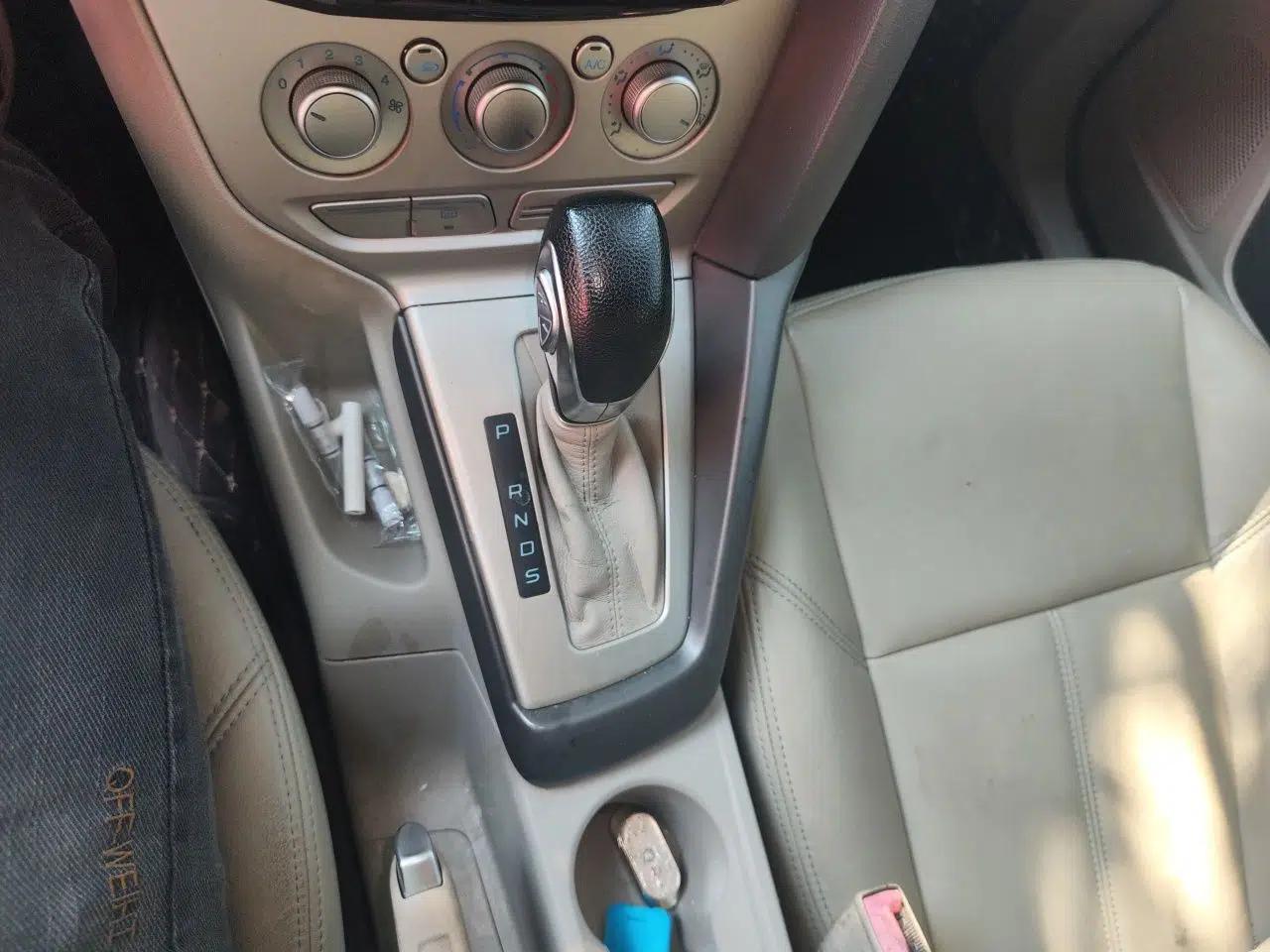 Ford Focus 2012 Sedan 1.6L Automatic Comfort Model — миниатюра 15