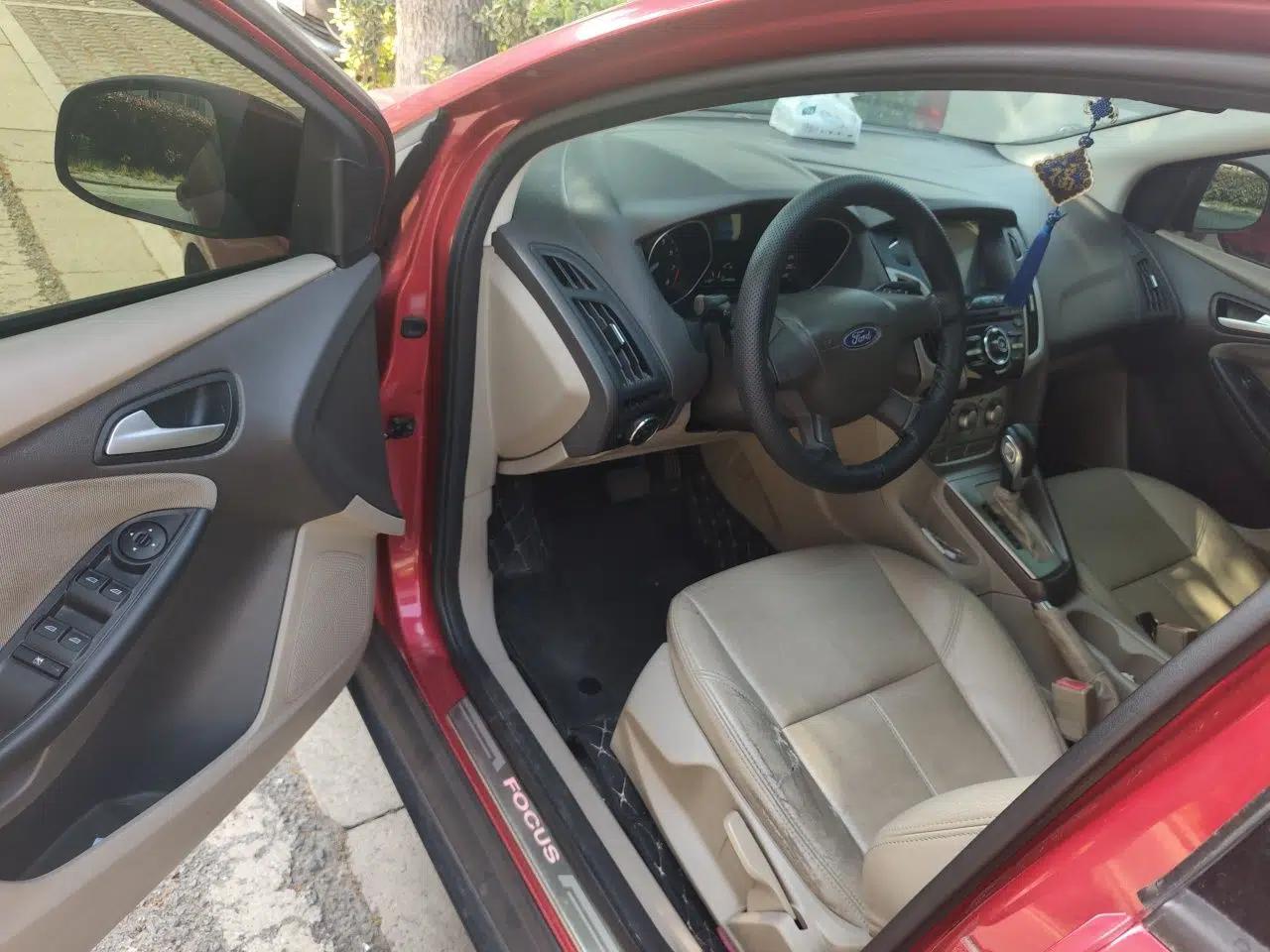Ford Focus 2012 Sedan 1.6L Automatic Comfort Model — миниатюра 17