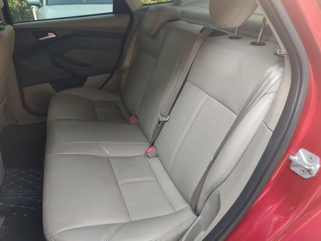 Ford Focus 2012 Sedan 1.6L Automatic Comfort Model — миниатюра 18