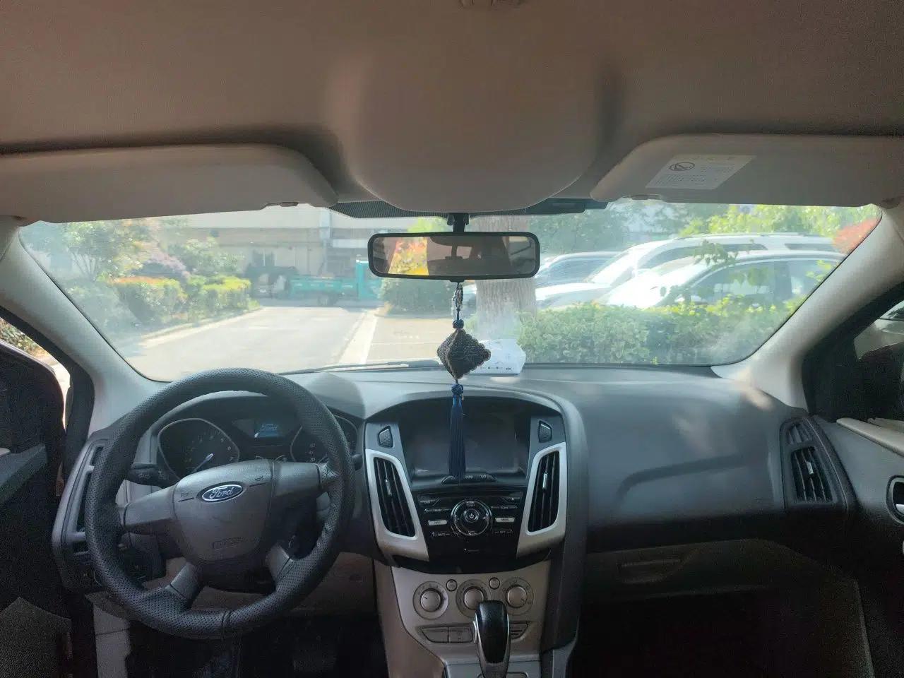 Ford Focus 2012 Sedan 1.6L Automatic Comfort Model — миниатюра 19