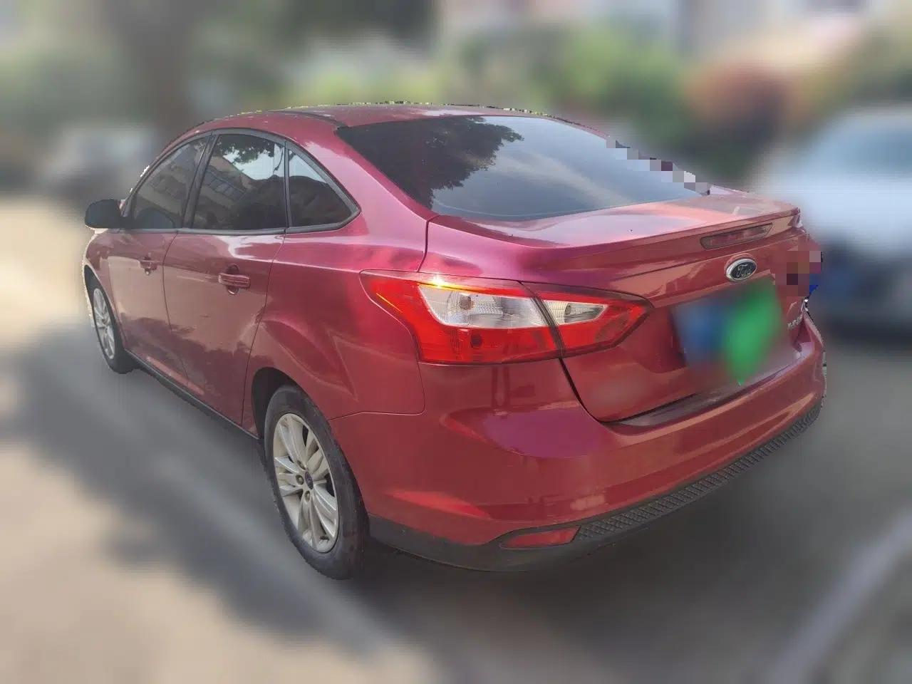 Ford Focus 2012 Sedan 1.6L Automatic Comfort Model — миниатюра 4