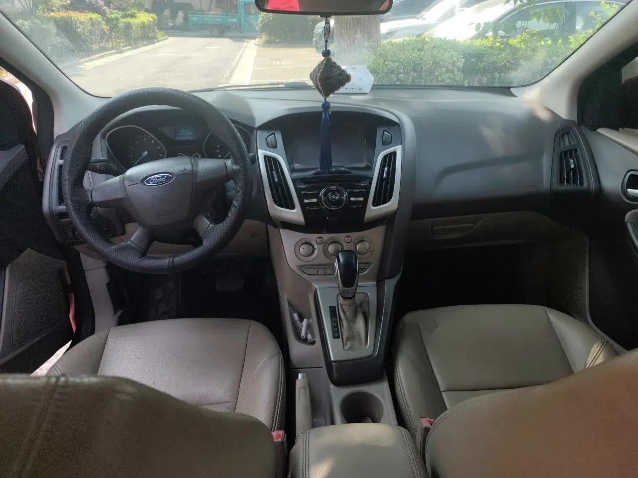 Ford Focus 2012 Sedan 1.6L Automatic Comfort Model — миниатюра 10