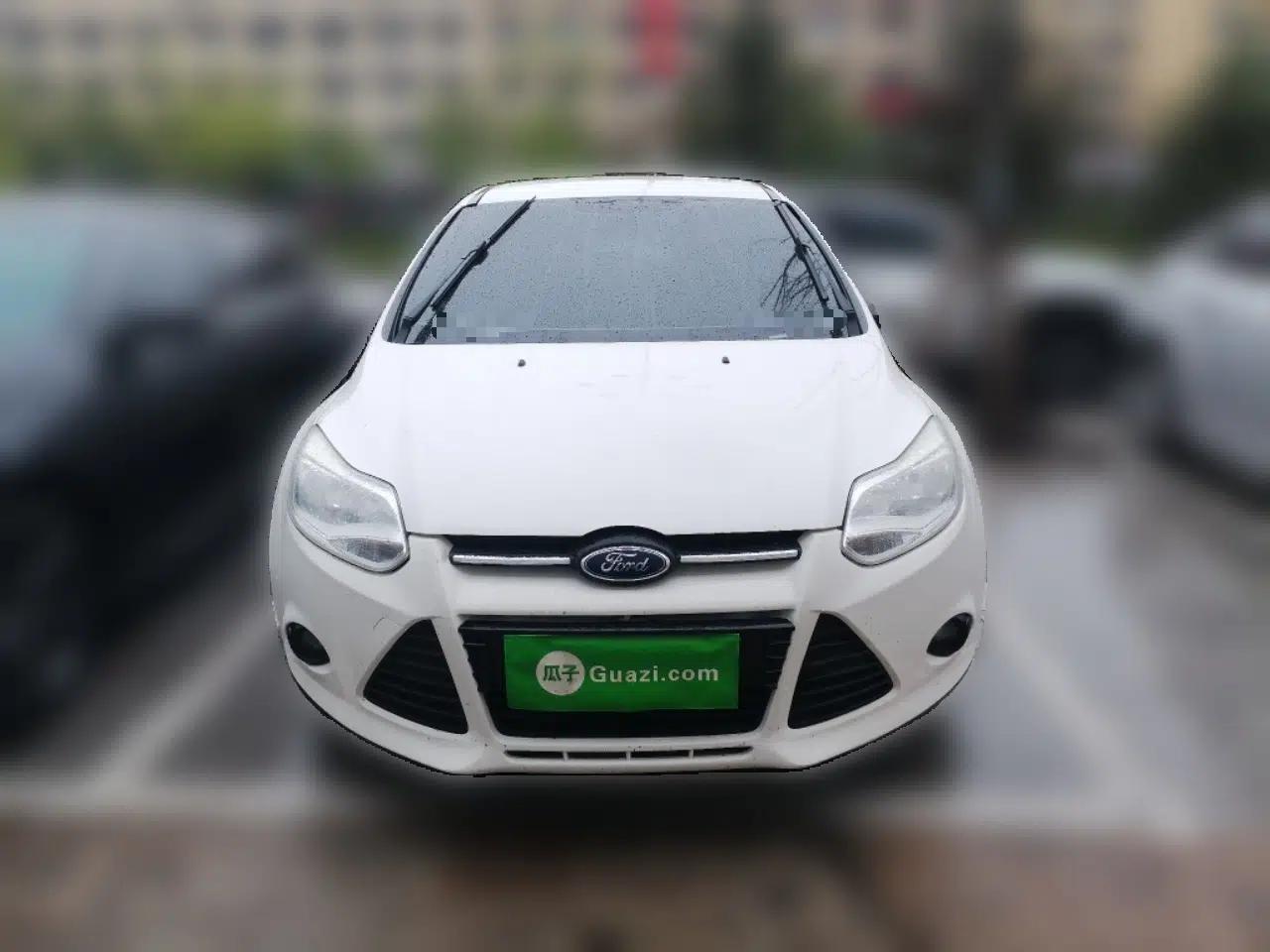Ford Focus 2012 Hatchback 1.6L Automatic Comfort Model — миниатюра 2
