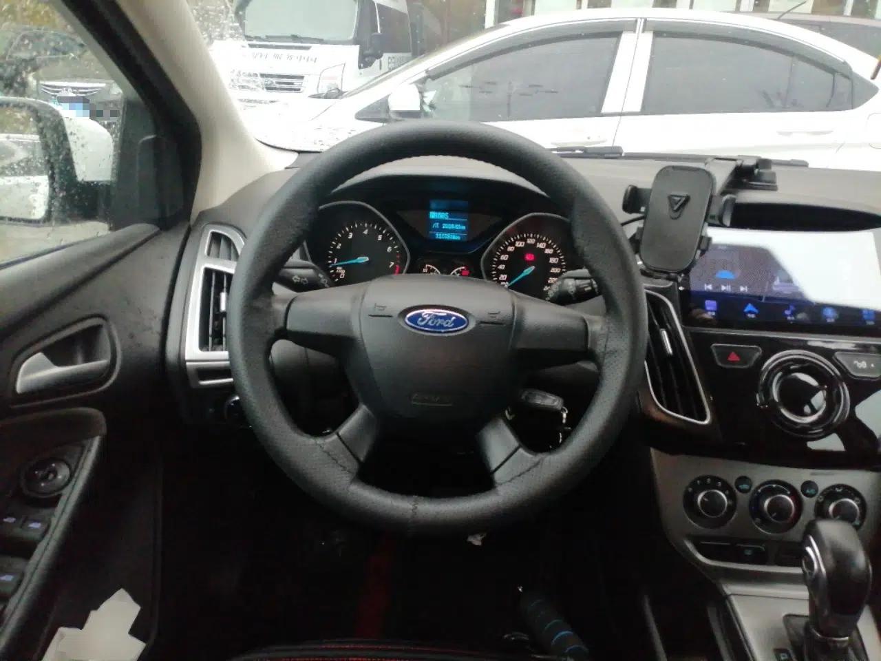 Ford Focus 2012 Hatchback 1.6L Automatic Comfort Model — миниатюра 11