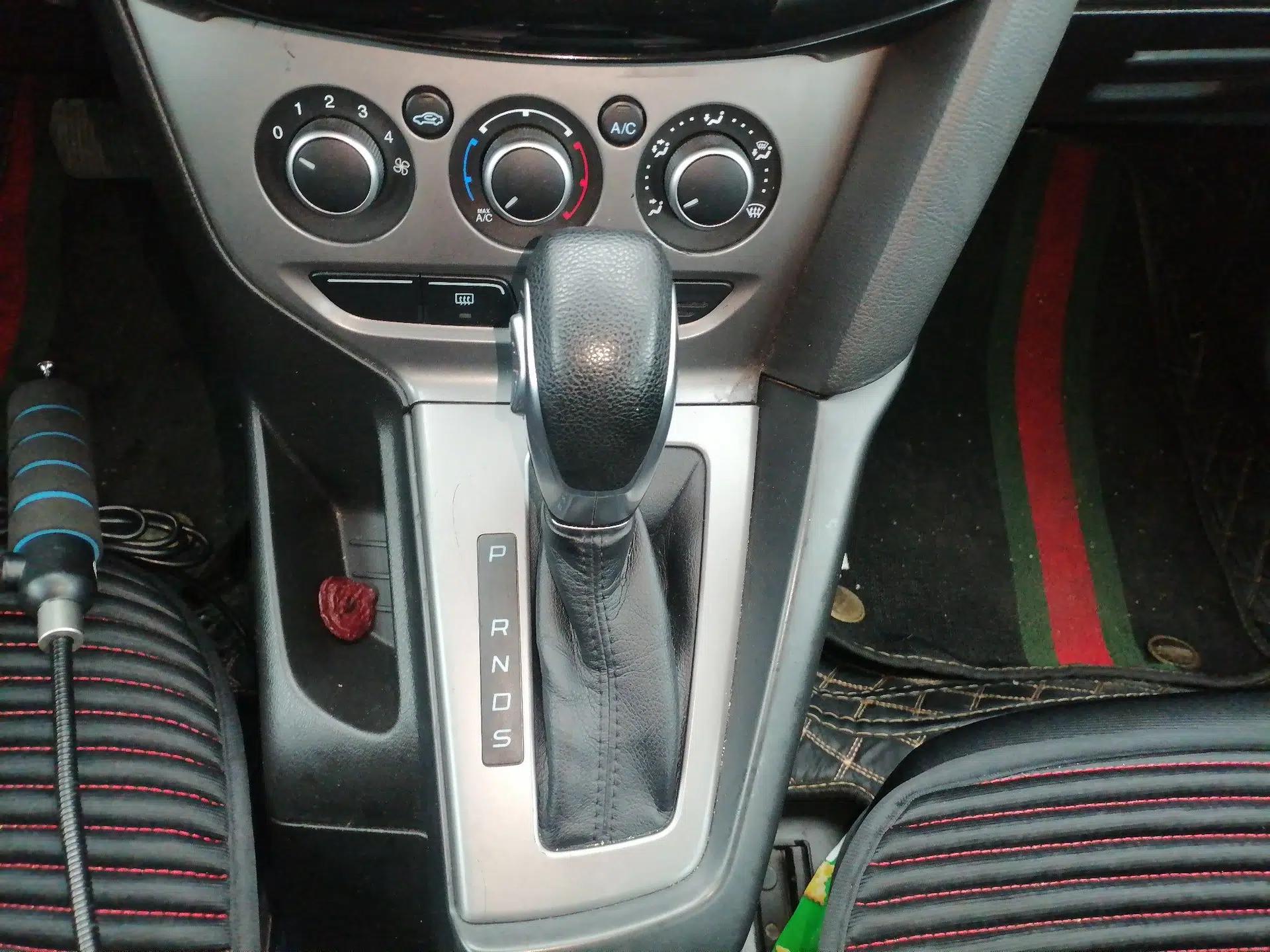 Ford Focus 2012 Hatchback 1.6L Automatic Comfort Model — миниатюра 15