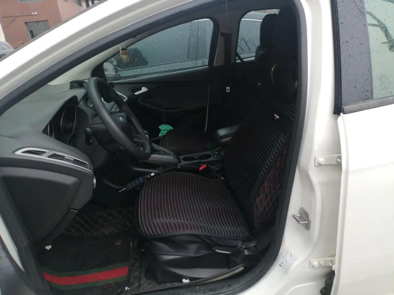 Ford Focus 2012 Hatchback 1.6L Automatic Comfort Model — миниатюра 16