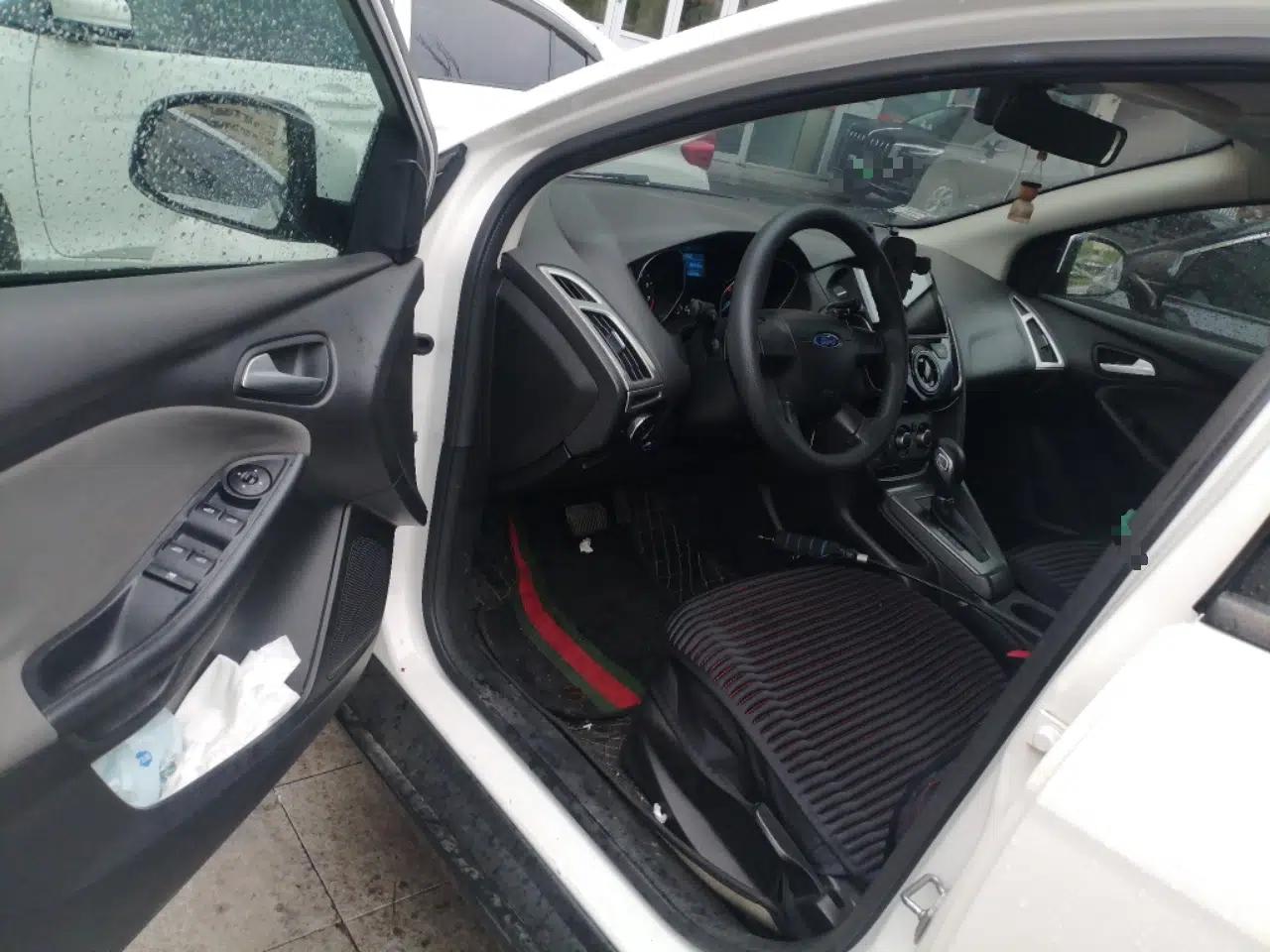 Ford Focus 2012 Hatchback 1.6L Automatic Comfort Model — миниатюра 17