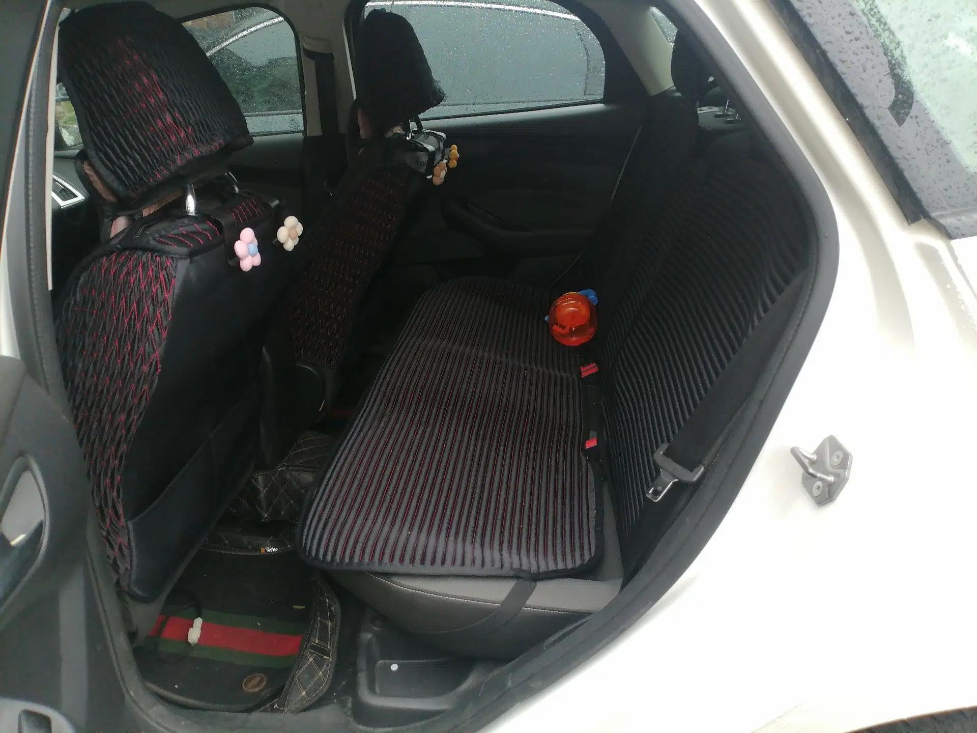Ford Focus 2012 Hatchback 1.6L Automatic Comfort Model — миниатюра 18