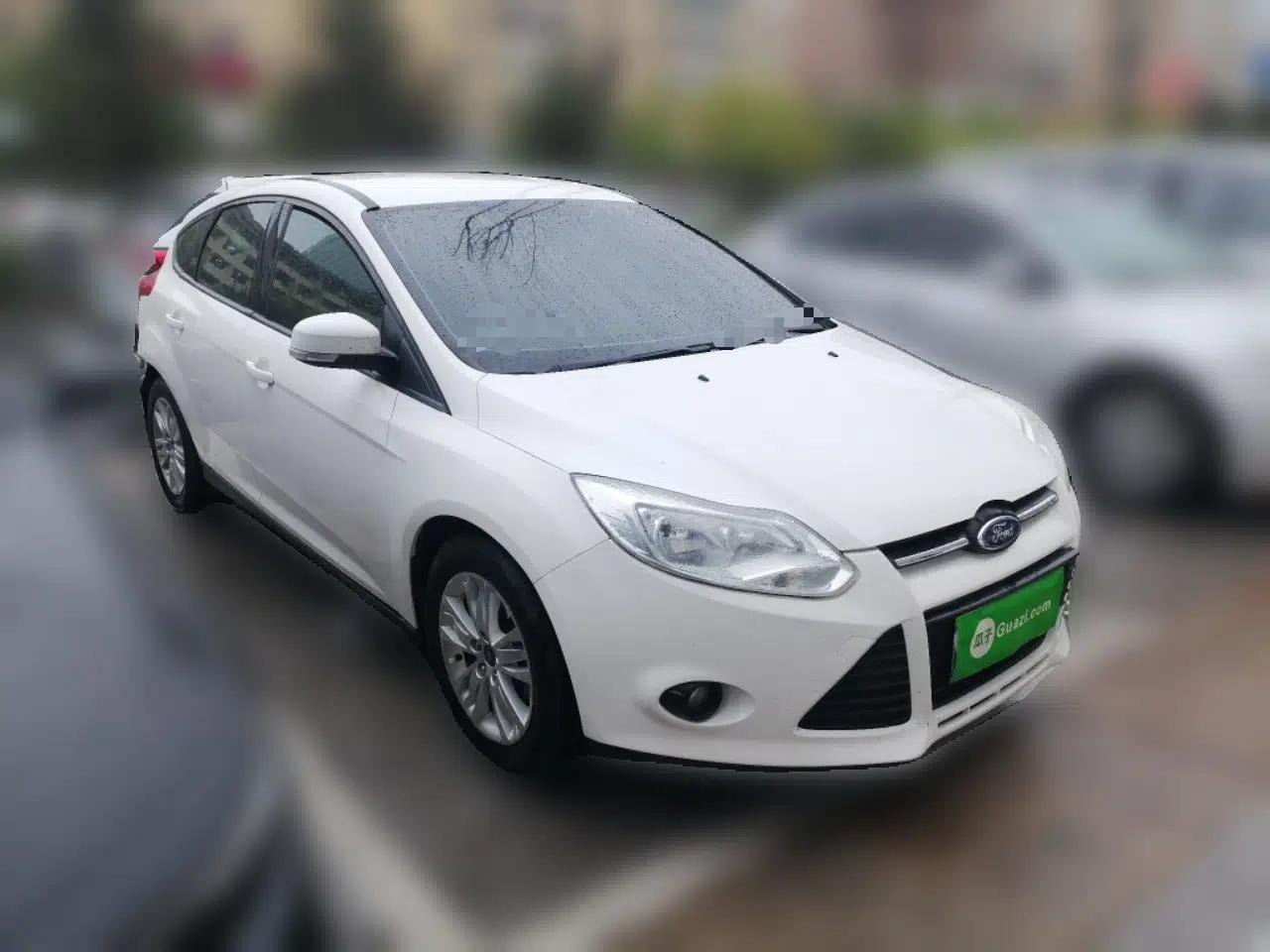 Ford Focus 2012 Hatchback 1.6L Automatic Comfort Model — миниатюра 3