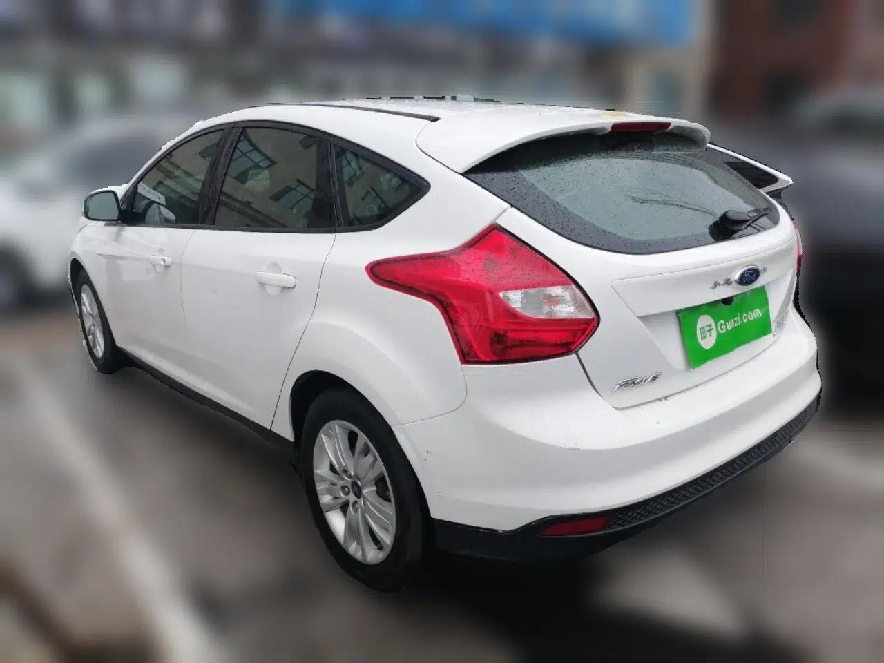 Ford Focus 2012 Hatchback 1.6L Automatic Comfort Model — миниатюра 4