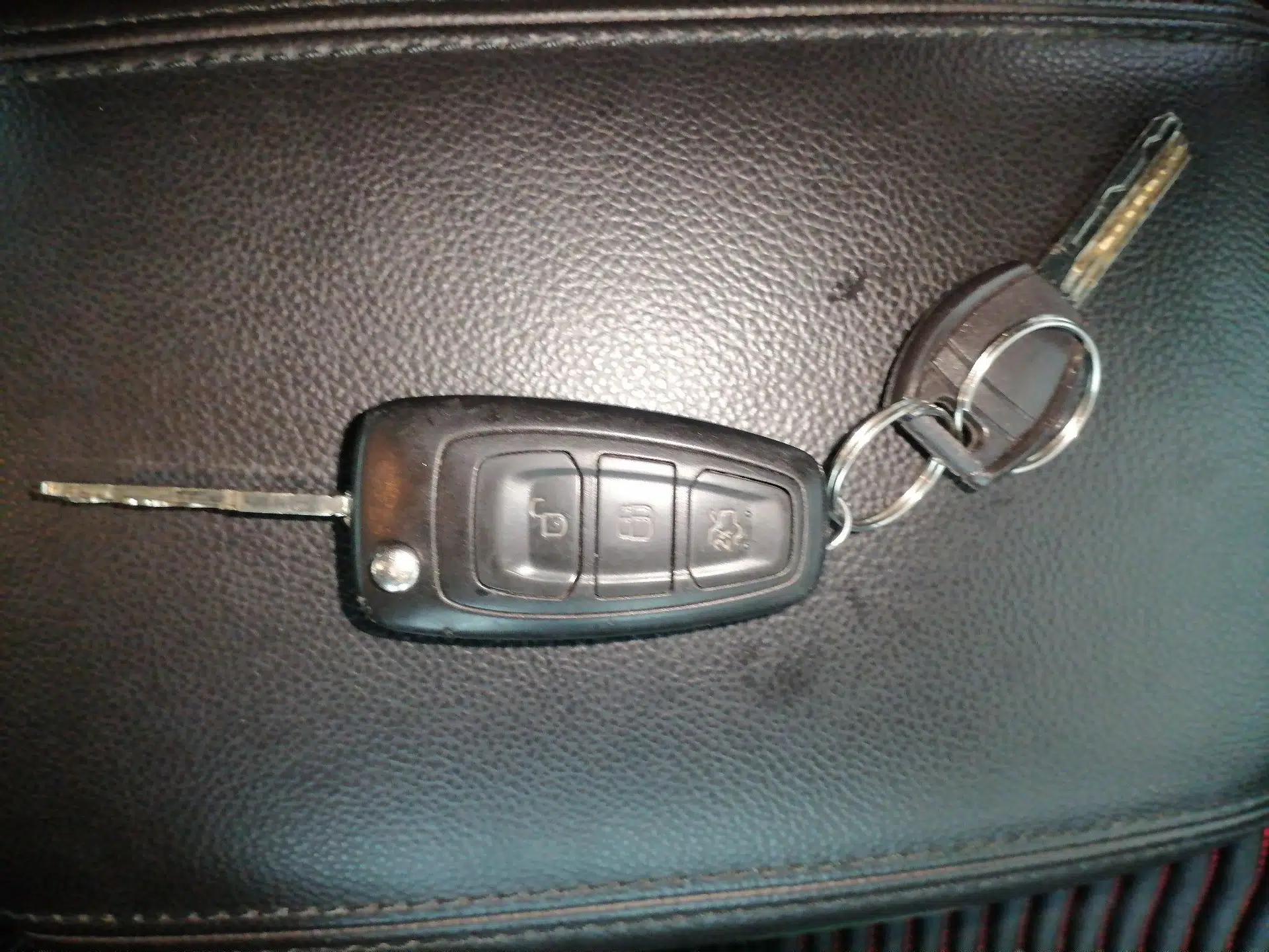Ford Focus 2012 Hatchback 1.6L Automatic Comfort Model — миниатюра 9