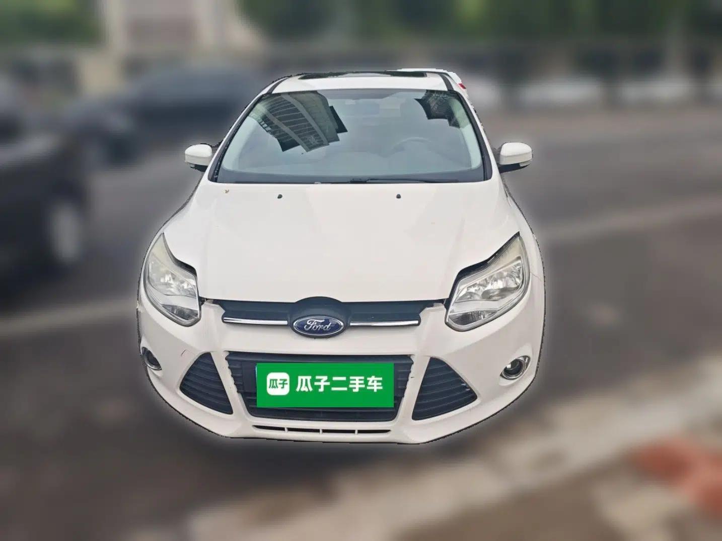 Ford Focus 2012 Sedan 1.6L Automatic Fashion Edition — миниатюра 2