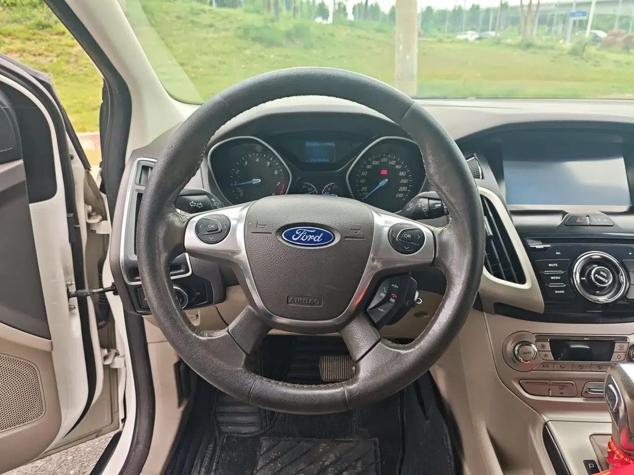 Ford Focus 2012 Sedan 1.6L Automatic Fashion Edition — миниатюра 11