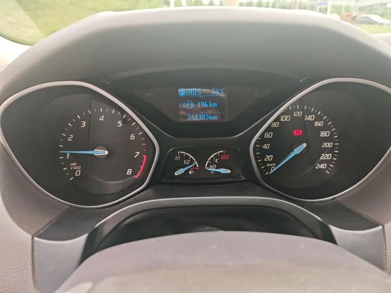Ford Focus 2012 Sedan 1.6L Automatic Fashion Edition — миниатюра 12