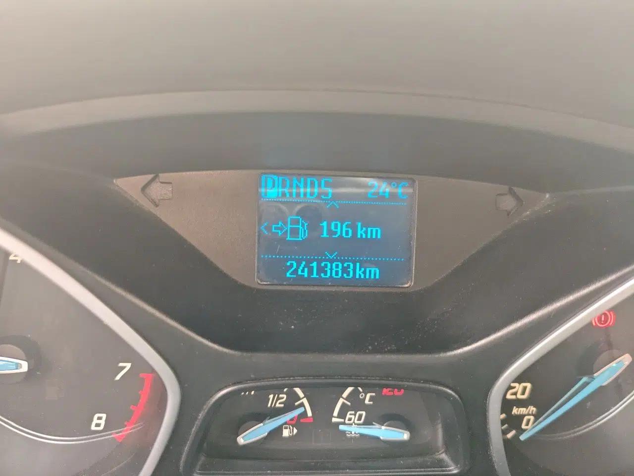 Ford Focus 2012 Sedan 1.6L Automatic Fashion Edition — миниатюра 13