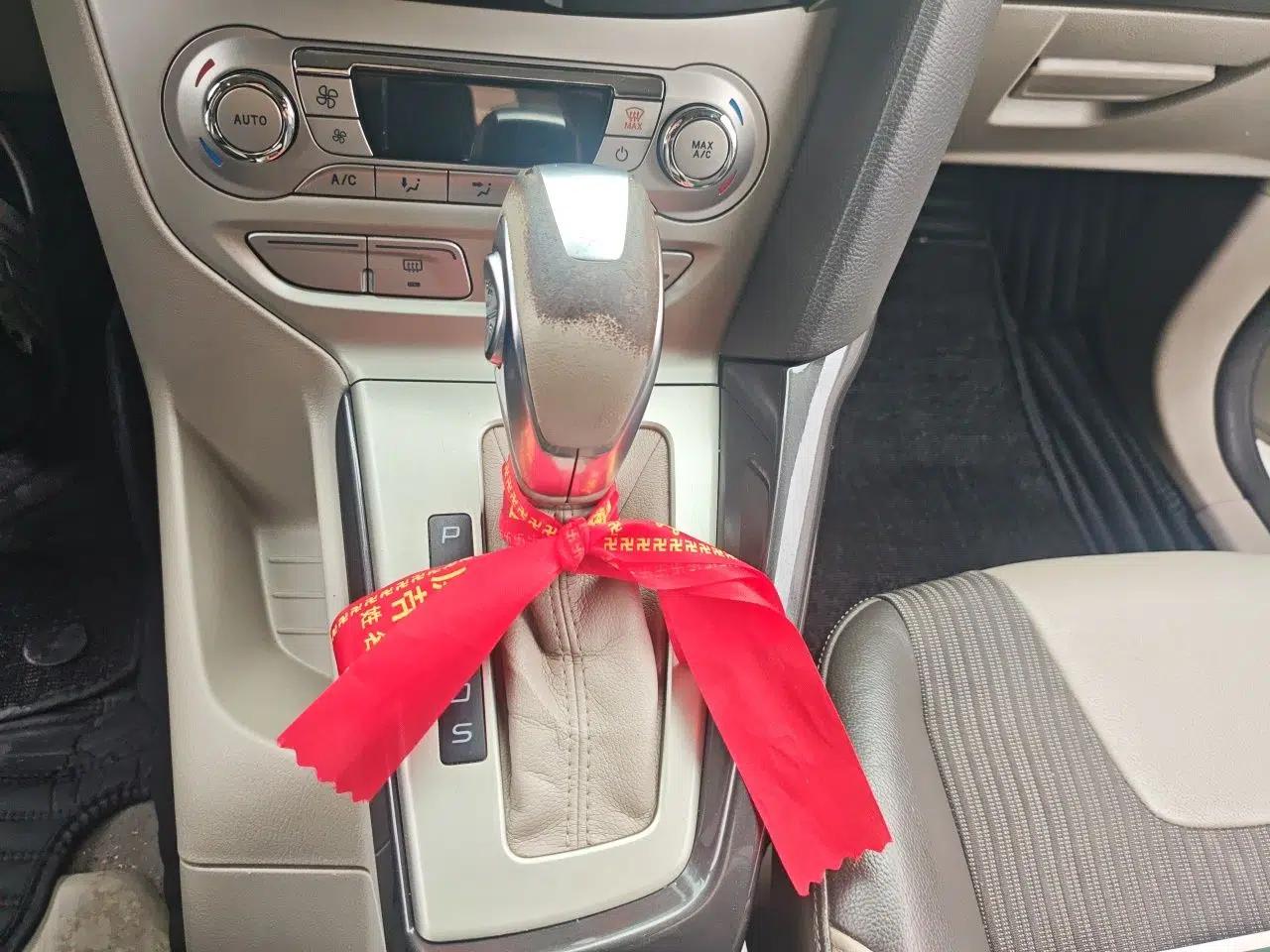 Ford Focus 2012 Sedan 1.6L Automatic Fashion Edition — миниатюра 15