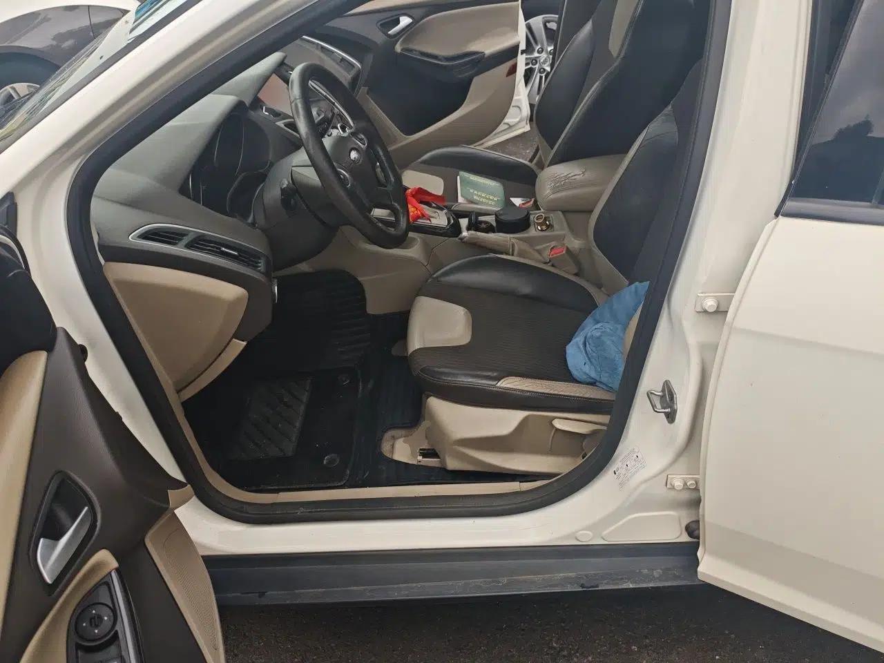 Ford Focus 2012 Sedan 1.6L Automatic Fashion Edition — миниатюра 16