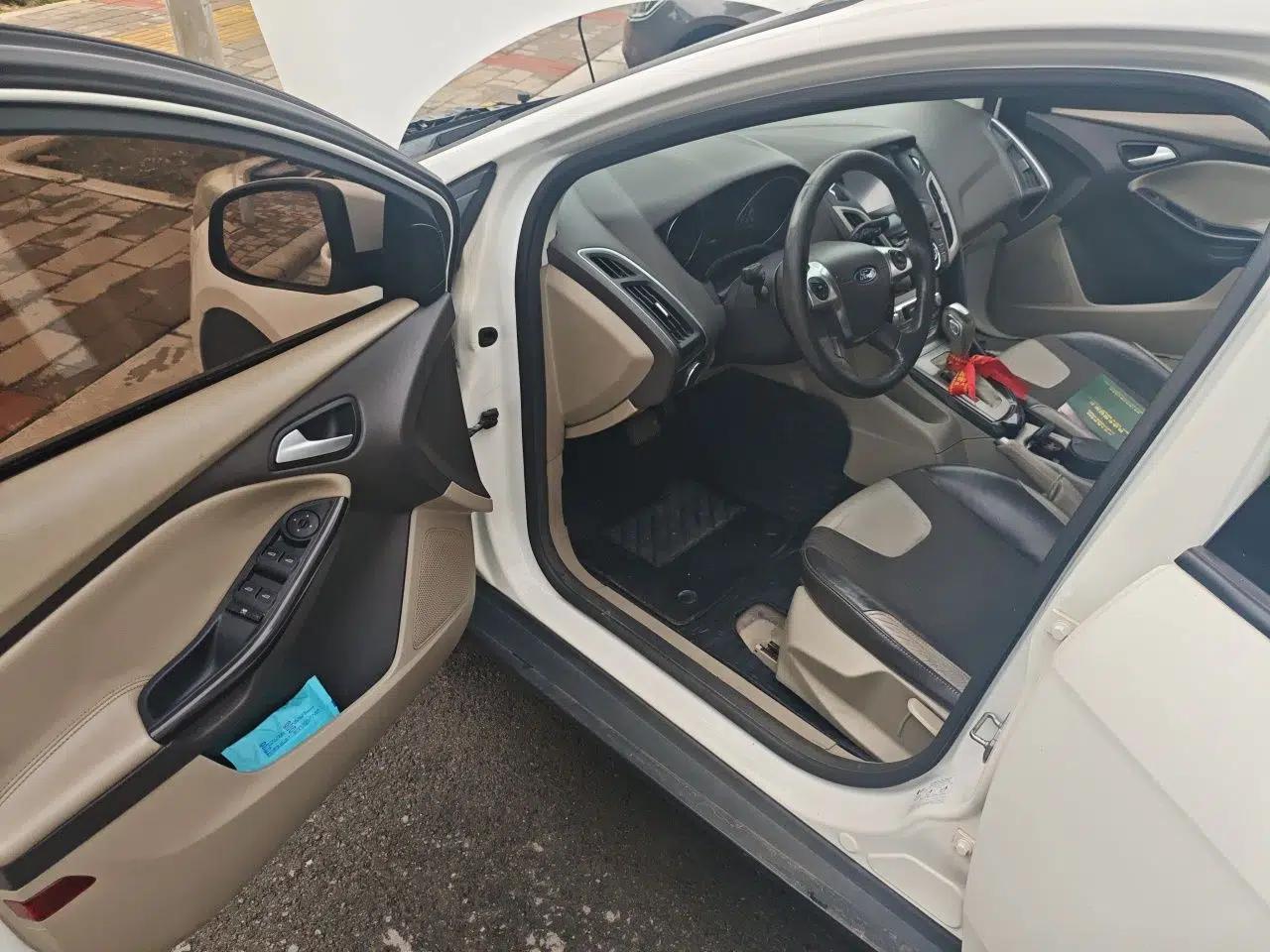 Ford Focus 2012 Sedan 1.6L Automatic Fashion Edition — миниатюра 17
