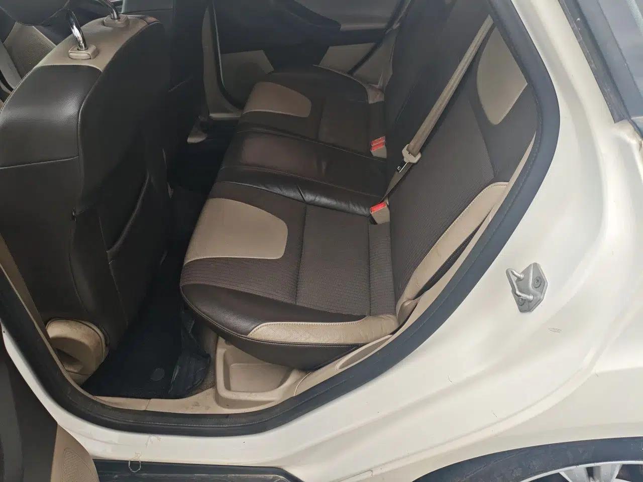 Ford Focus 2012 Sedan 1.6L Automatic Fashion Edition — миниатюра 18