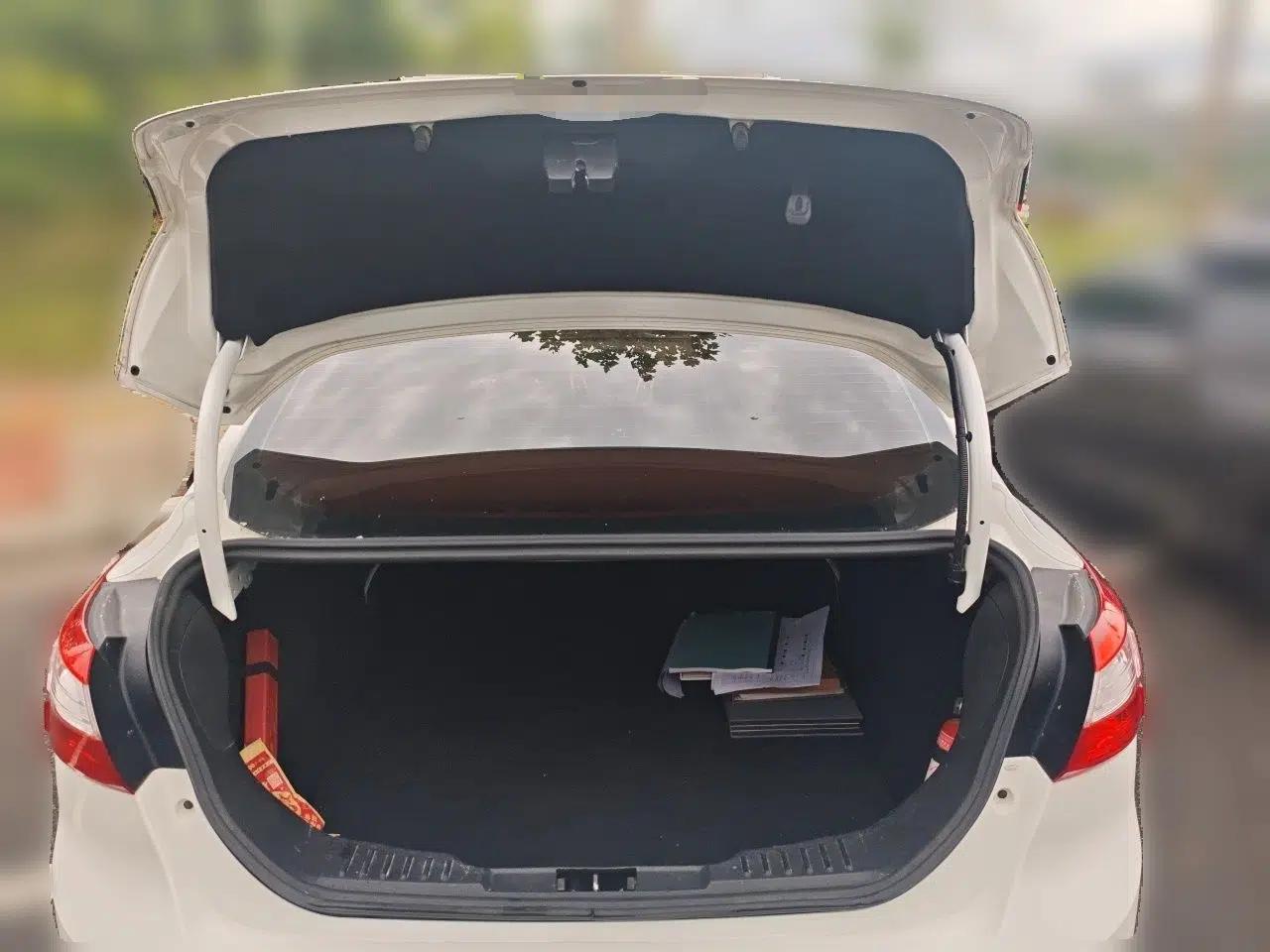 Ford Focus 2012 Sedan 1.6L Automatic Fashion Edition — миниатюра 20