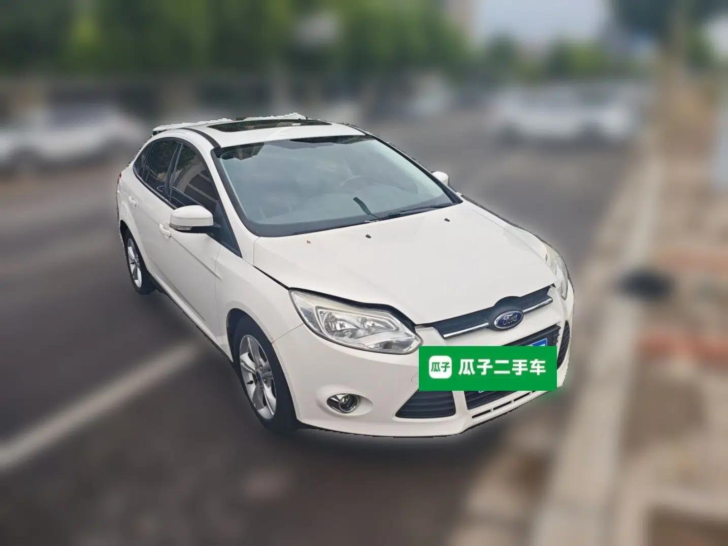 Ford Focus 2012 Sedan 1.6L Automatic Fashion Edition — миниатюра 3