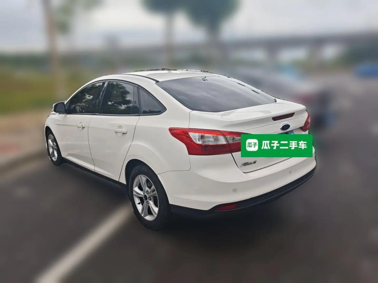 Ford Focus 2012 Sedan 1.6L Automatic Fashion Edition — миниатюра 4