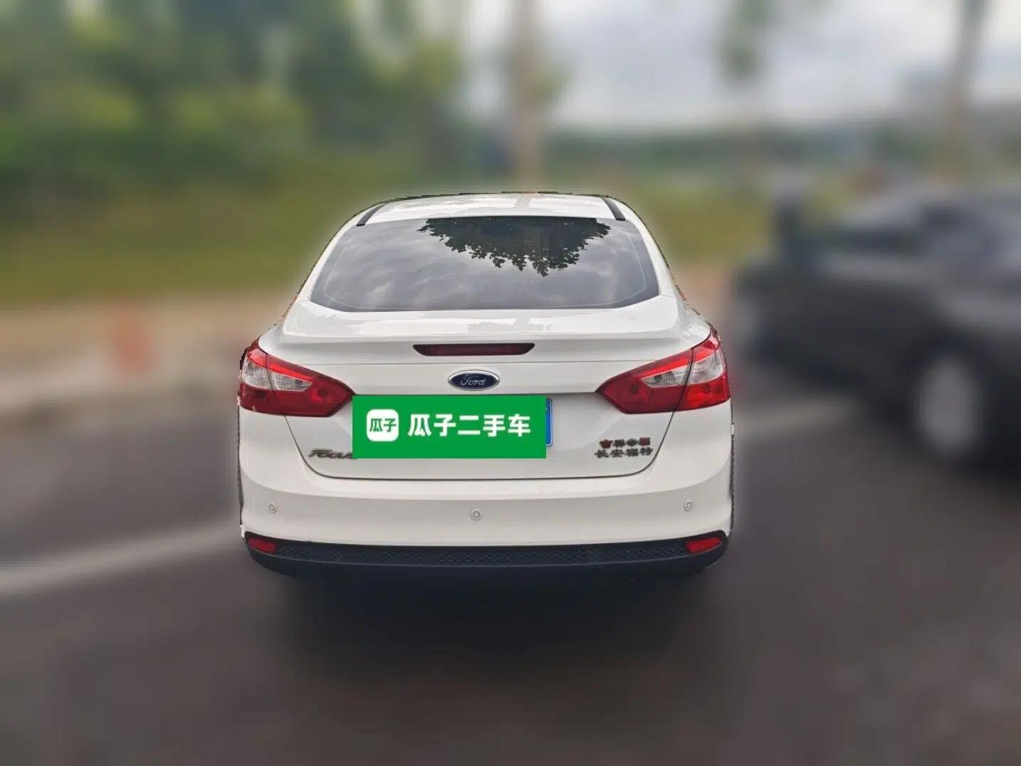 Ford Focus 2012 Sedan 1.6L Automatic Fashion Edition — миниатюра 5