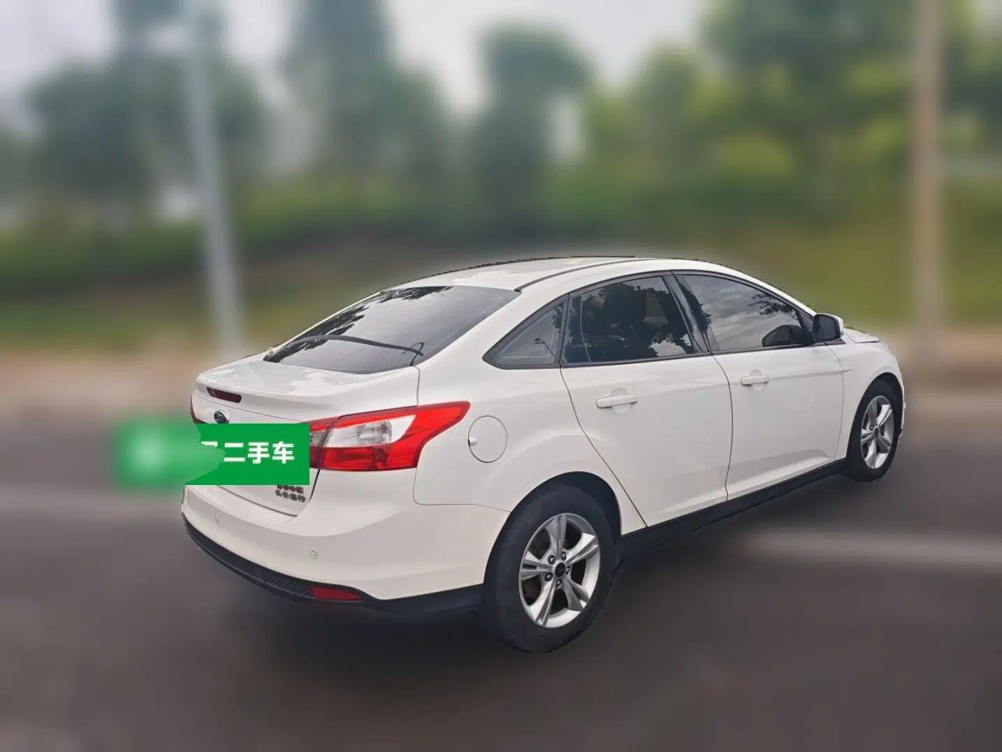 Ford Focus 2012 Sedan 1.6L Automatic Fashion Edition — миниатюра 6