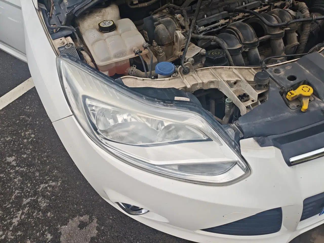 Ford Focus 2012 Sedan 1.6L Automatic Fashion Edition — миниатюра 7