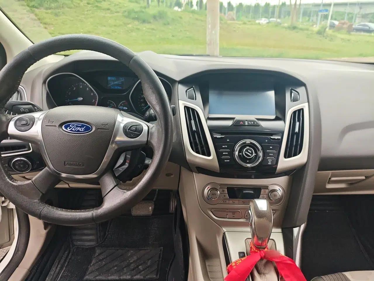 Ford Focus 2012 Sedan 1.6L Automatic Fashion Edition — миниатюра 10