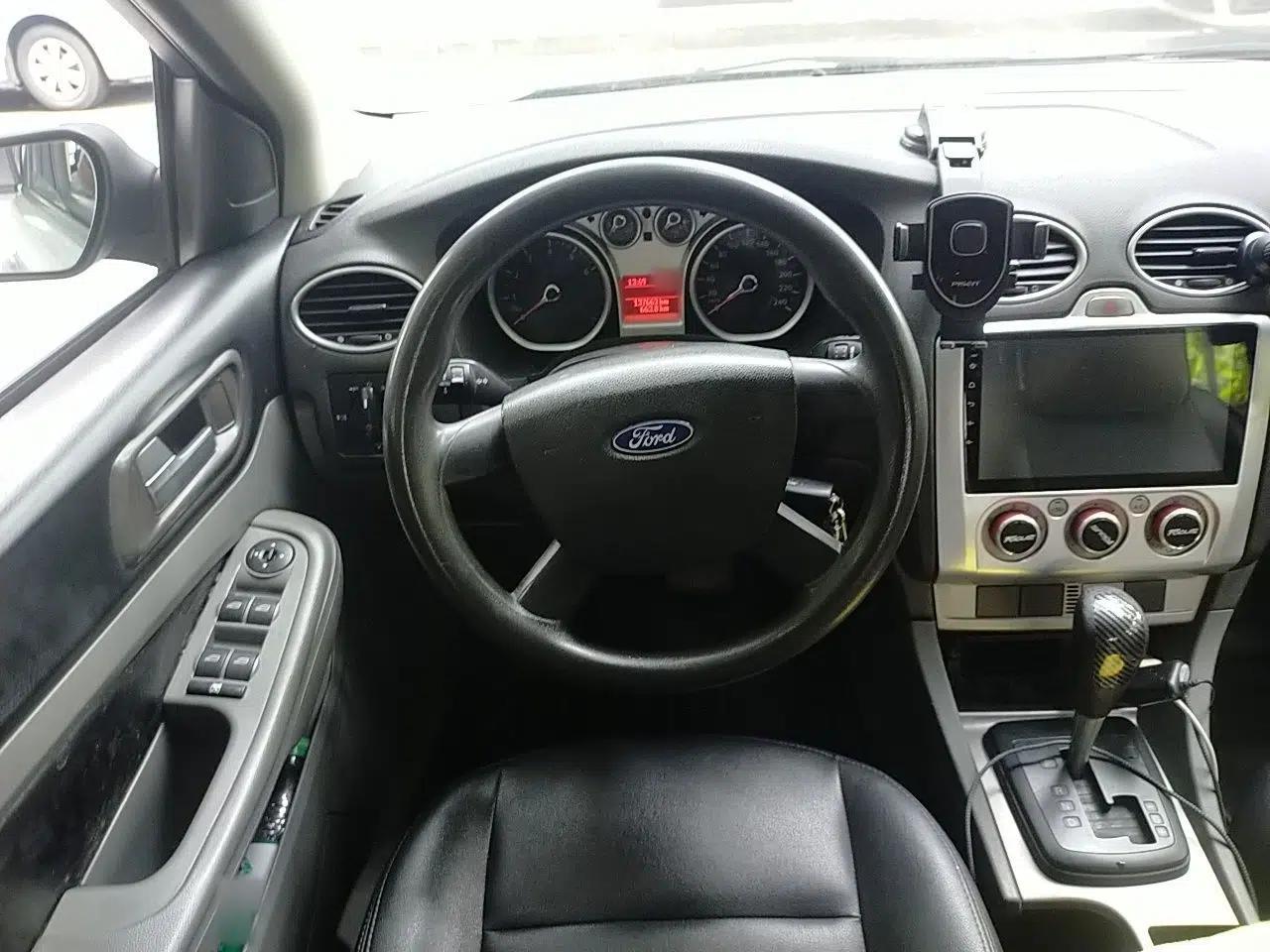 Ford Focus 2013 Hatchback Classic 1.8L Automatic Millionth Anniversary Edition — миниатюра 11