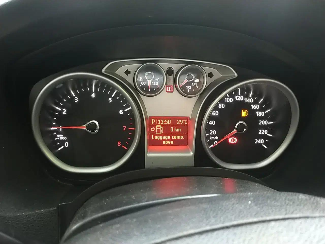 Ford Focus 2013 Hatchback Classic 1.8L Automatic Millionth Anniversary Edition — миниатюра 12