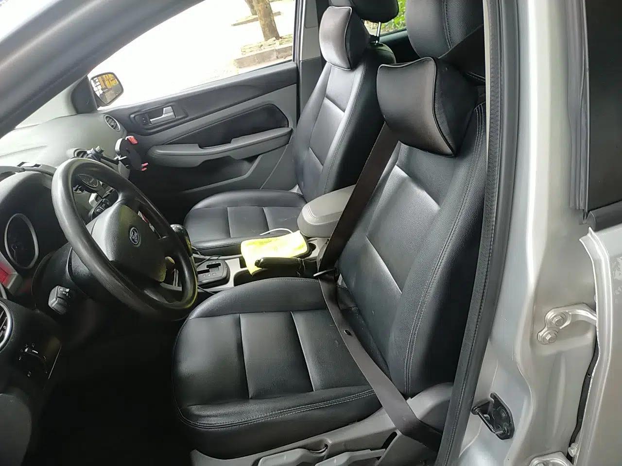Ford Focus 2013 Hatchback Classic 1.8L Automatic Millionth Anniversary Edition — миниатюра 16