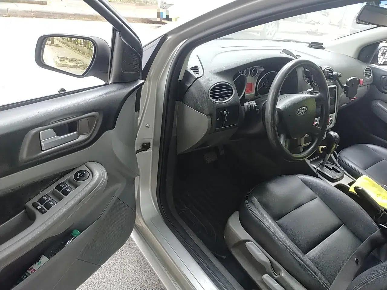 Ford Focus 2013 Hatchback Classic 1.8L Automatic Millionth Anniversary Edition — миниатюра 17