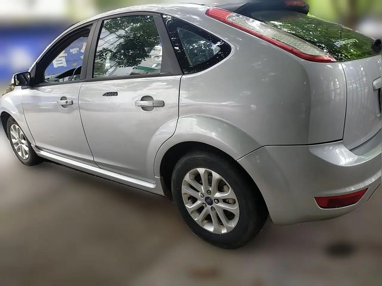 Ford Focus 2013 Hatchback Classic 1.8L Automatic Millionth Anniversary Edition — миниатюра 4