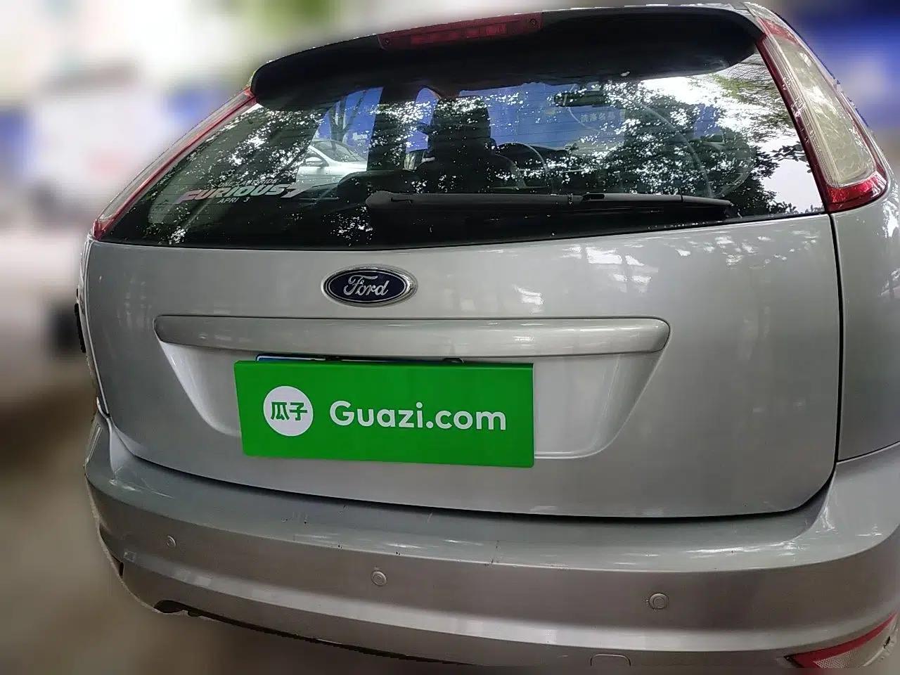 Ford Focus 2013 Hatchback Classic 1.8L Automatic Millionth Anniversary Edition — миниатюра 5