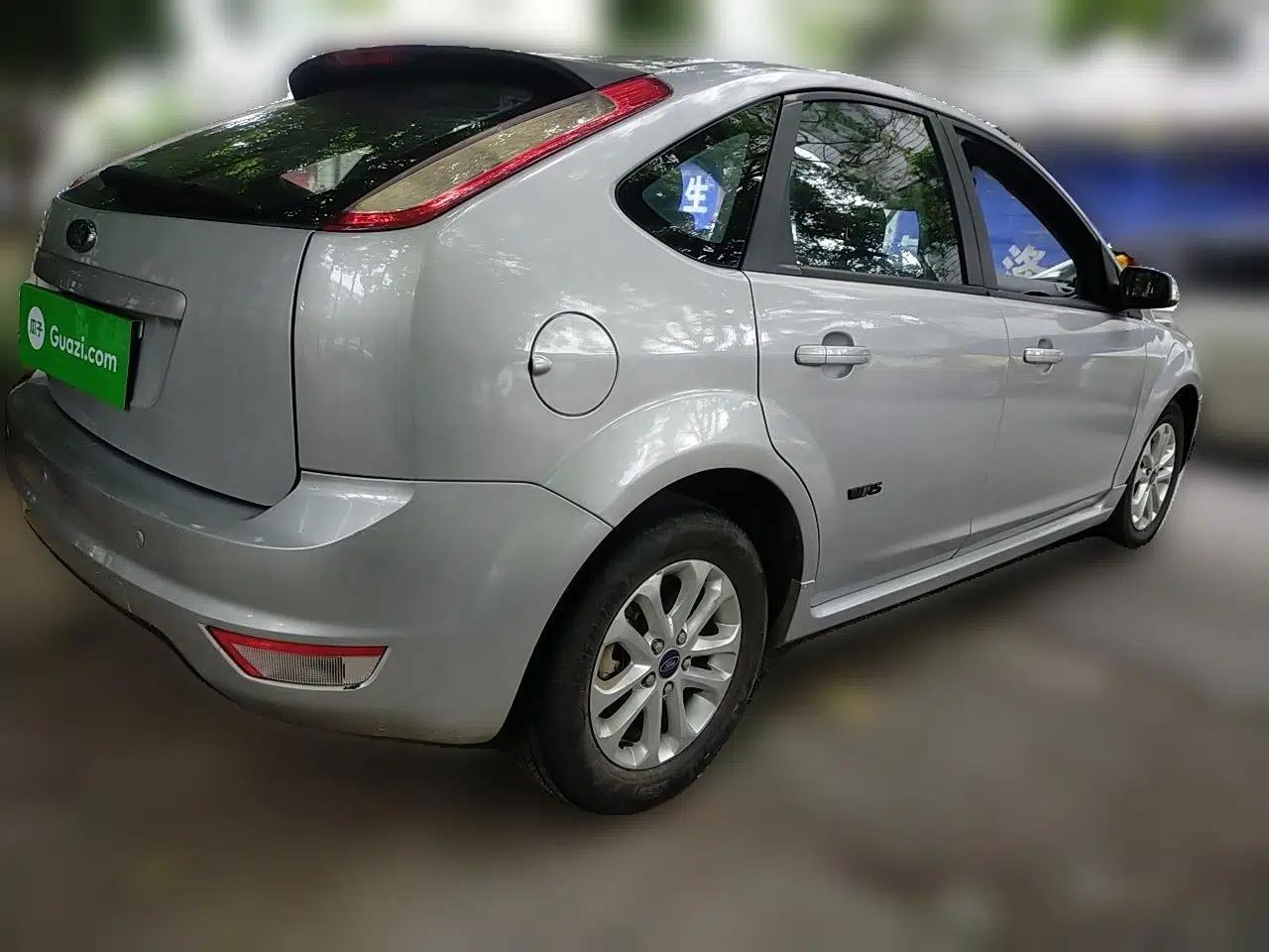 Ford Focus 2013 Hatchback Classic 1.8L Automatic Millionth Anniversary Edition — миниатюра 6